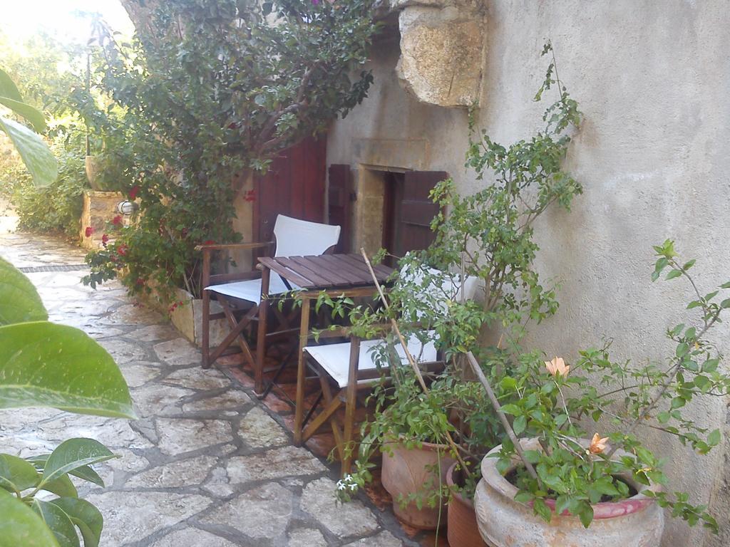 Porfyrousa Traditional Hotel Milopotamos  Dış mekan fotoğraf